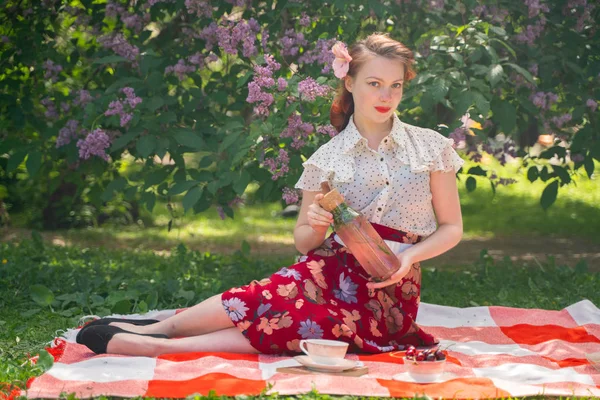 Mladá Žena Která Přírodě Odpočne Šťastná Štíhlá Mladá Žena Nosí — Stock fotografie