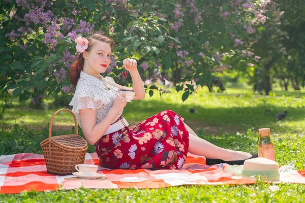 漂亮的年轻针女孩有休息的性质 快乐苗条的年轻女子穿着复古礼服坐在塔坦格子上 独自在夏天放松 — 图库照片