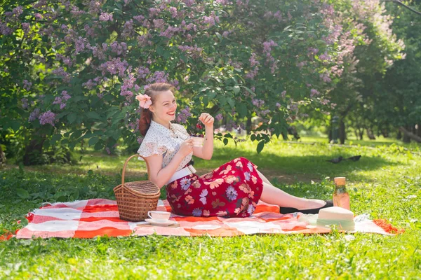 Jolie Jeune Pin Fille Reposer Sur Nature Heureux Mince Jeune — Photo