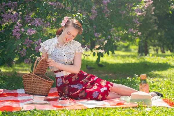 소녀는 자연에 휴식을 취합니다 무늬에 휴식을 빈티지 드레스를 — 스톡 사진