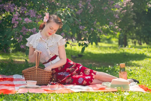 Jolie Jeune Pin Fille Reposer Sur Nature Heureux Mince Jeune — Photo