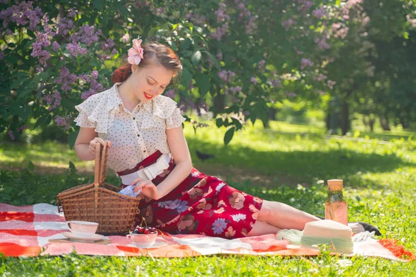 Mladá Žena Která Přírodě Odpočne Šťastná Štíhlá Mladá Žena Nosí — Stock fotografie