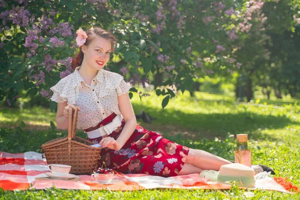 Bella Ragazza Pin Avendo Riposo Sulla Natura Felice Snello Giovane — Foto Stock