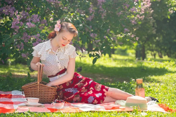 Jolie Jeune Pin Fille Reposer Sur Nature Heureux Mince Jeune — Photo