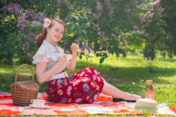 漂亮的年轻针女孩有休息的性质 快乐苗条的年轻女子穿着复古礼服坐在塔坦格子上 独自在夏天放松 — 图库照片