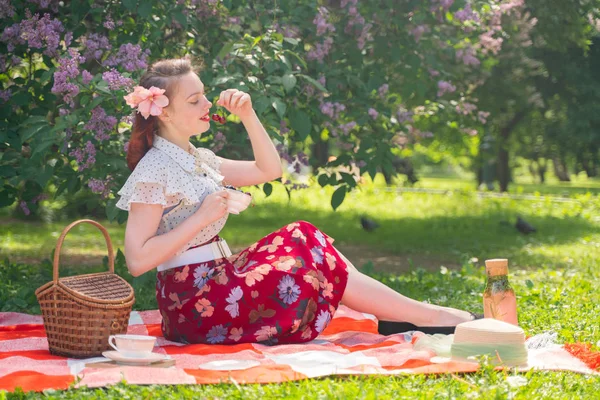 Muito Jovem Pin Menina Tendo Descanso Sobre Natureza Feliz Jovem — Fotografia de Stock