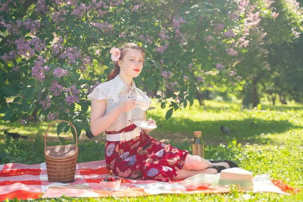 Muito Jovem Pin Menina Tendo Descanso Sobre Natureza Feliz Jovem — Fotografia de Stock