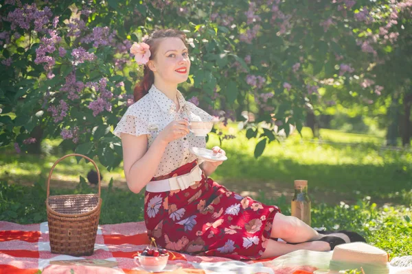 Bastante Joven Pin Chica Descansando Naturaleza Feliz Mujer Joven Delgada — Foto de Stock