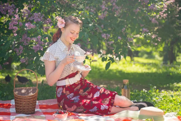 Mladá Žena Která Přírodě Odpočne Šťastná Štíhlá Mladá Žena Nosí — Stock fotografie