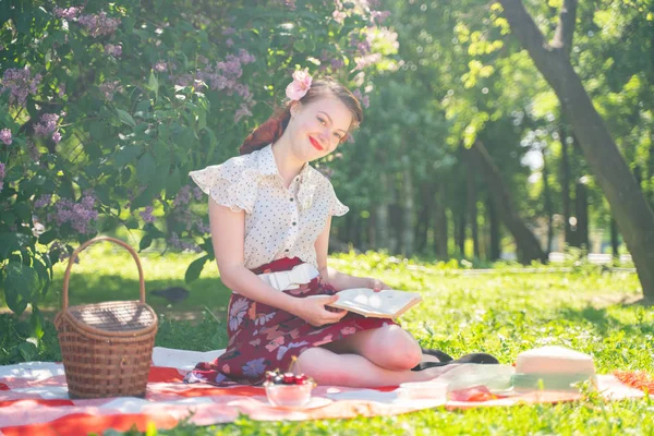 Muito Jovem Pin Menina Tendo Descanso Sobre Natureza Feliz Jovem — Fotografia de Stock