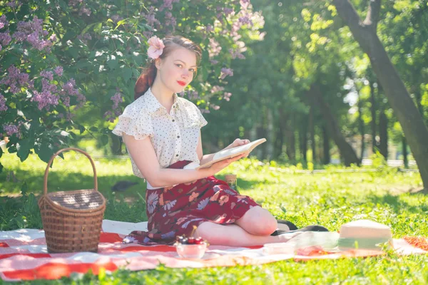 Muito Jovem Pin Menina Tendo Descanso Sobre Natureza Feliz Jovem — Fotografia de Stock