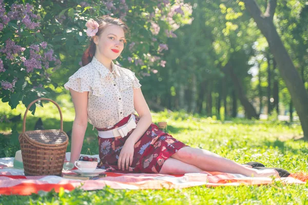 Mladá Žena Která Přírodě Odpočne Šťastná Štíhlá Mladá Žena Nosí — Stock fotografie