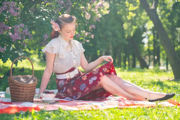 Muito Jovem Pin Menina Tendo Descanso Sobre Natureza Feliz Jovem — Fotografia de Stock