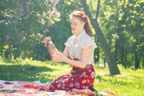 Muito Jovem Pin Menina Tendo Descanso Sobre Natureza Feliz Jovem — Fotografia de Stock