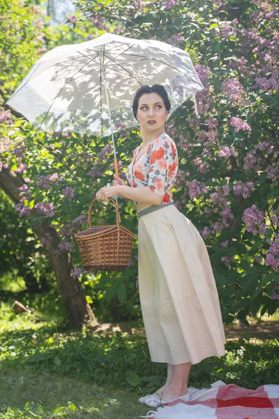 Uma Jovem Morena Encantadora Desfruta Descanso Piquenique Apenas Grama Verde — Fotografia de Stock