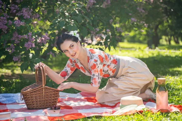 Ein Charmantes Brünettes Junges Mädchen Genießt Eine Rast Und Ein — Stockfoto