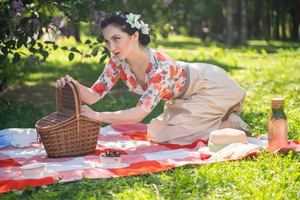 매력적인 소녀는 잔디에 휴식과 피크닉을 즐긴다 여자는 휴가를 가지고 자연에 — 스톡 사진