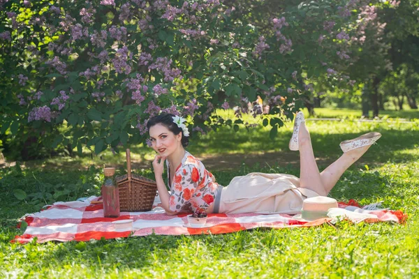 一个迷人的黑发少女独自在绿色的夏草上享受休息和野餐 漂亮的女人有一个假期 花空置的性质 — 图库照片