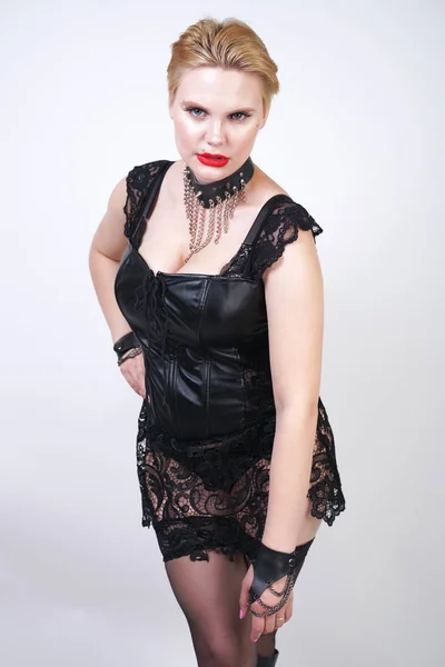 Heiße Mode Junge Size Frau Trägt Lederkleid Mit Schwarzer Spitze — Stockfoto