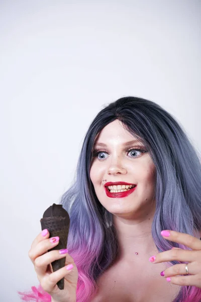 Chica Gótica Comiendo Helado Negro Cono Gofre Caliente Más Mujer — Foto de Stock