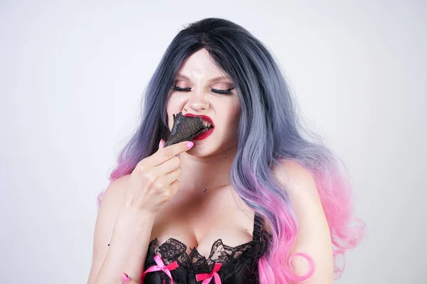 Chica Gótica Comiendo Helado Negro Cono Gofre Caliente Más Mujer —  Fotos de Stock