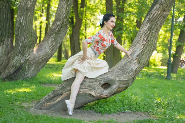 Hübsche Junge Brünette Frau Posiert Mit Ihrem Schönen Baum Allein — Stockfoto