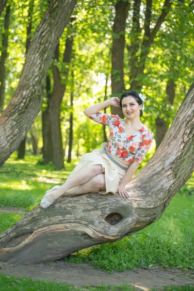 Jolie Jeune Femme Brune Mignonne Posant Avec Son Bel Arbre — Photo