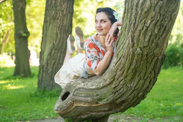 Roztomilá Mladá Brunetka Která Pózala Svým Půvabním Stromem Zelené Letní — Stock fotografie