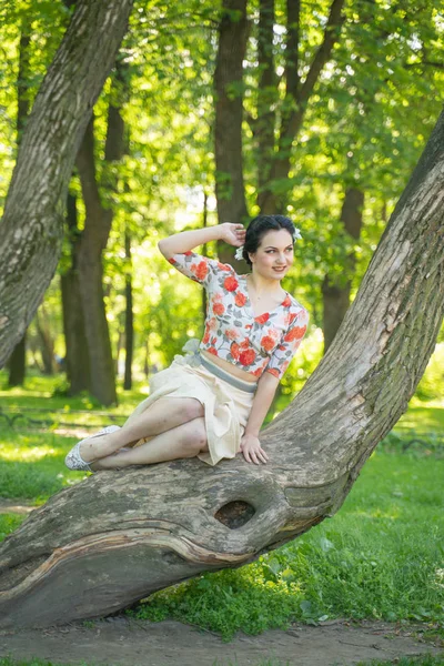 Roztomilá Mladá Brunetka Která Pózala Svým Půvabním Stromem Zelené Letní — Stock fotografie