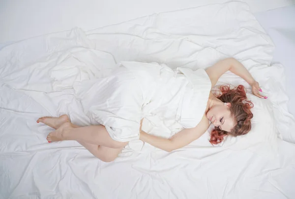Bela Jovem Está Deitada Uma Cama Branca Desfrutando Manhã Encantadora — Fotografia de Stock