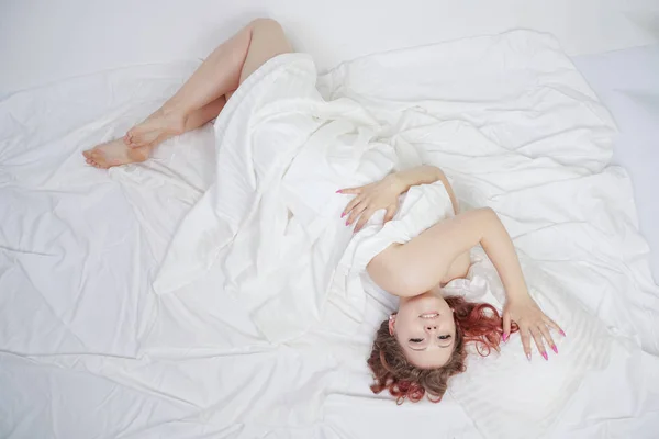 Beautiful Young Girl Lying White Bed Enjoying Morning Charming Caucasian — Stock Photo, Image