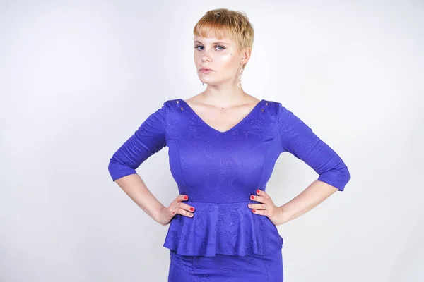 Красивая Кавказская Девушка Короткими Волосами Плюс Размер Тела Одетый Голубое — стоковое фото