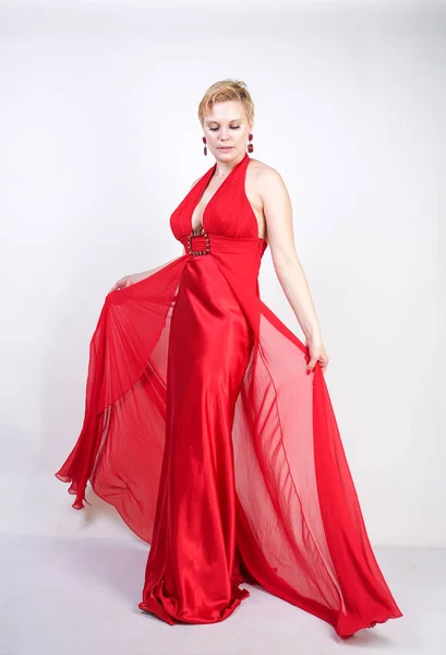 Sexy Blondýnka Bělošská Žena Která Nosí Dlouhé Rudé Večerní Šaty — Stock fotografie