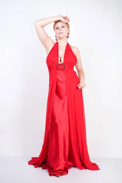 Sexy Blondýnka Bělošská Žena Která Nosí Dlouhé Rudé Večerní Šaty — Stock fotografie