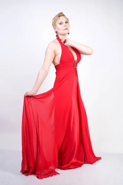 Mujer Caucásica Rubia Caliente Usando Vestido Noche Largo Rojo Posando — Foto de Stock
