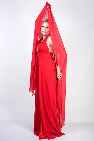Mulher Caucasiana Loira Quente Vestindo Longo Vestido Noite Vermelho Posando — Fotografia de Stock
