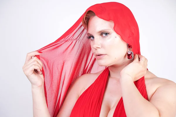 Sıcak Sarışın Beyaz Beyaz Kadın Uzun Kırmızı Gece Elbisesi Giyen — Stok fotoğraf