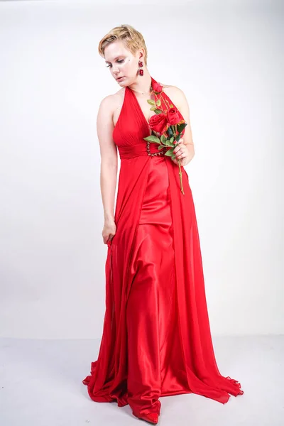 Heiße Blonde Kaukasische Frau Die Ein Langes Rotes Abendkleid Trägt — Stockfoto