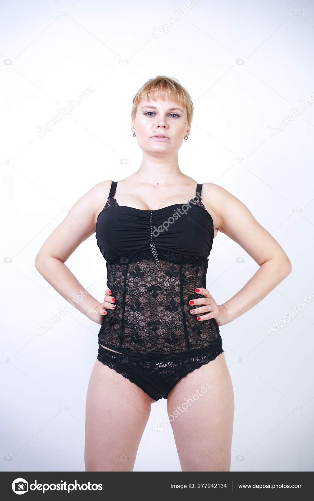 Bonita Mujer Tamano Mas Con Pelo Corto Cuerpo Curvilineo Gordita Foto de stock agnadevi 277242134