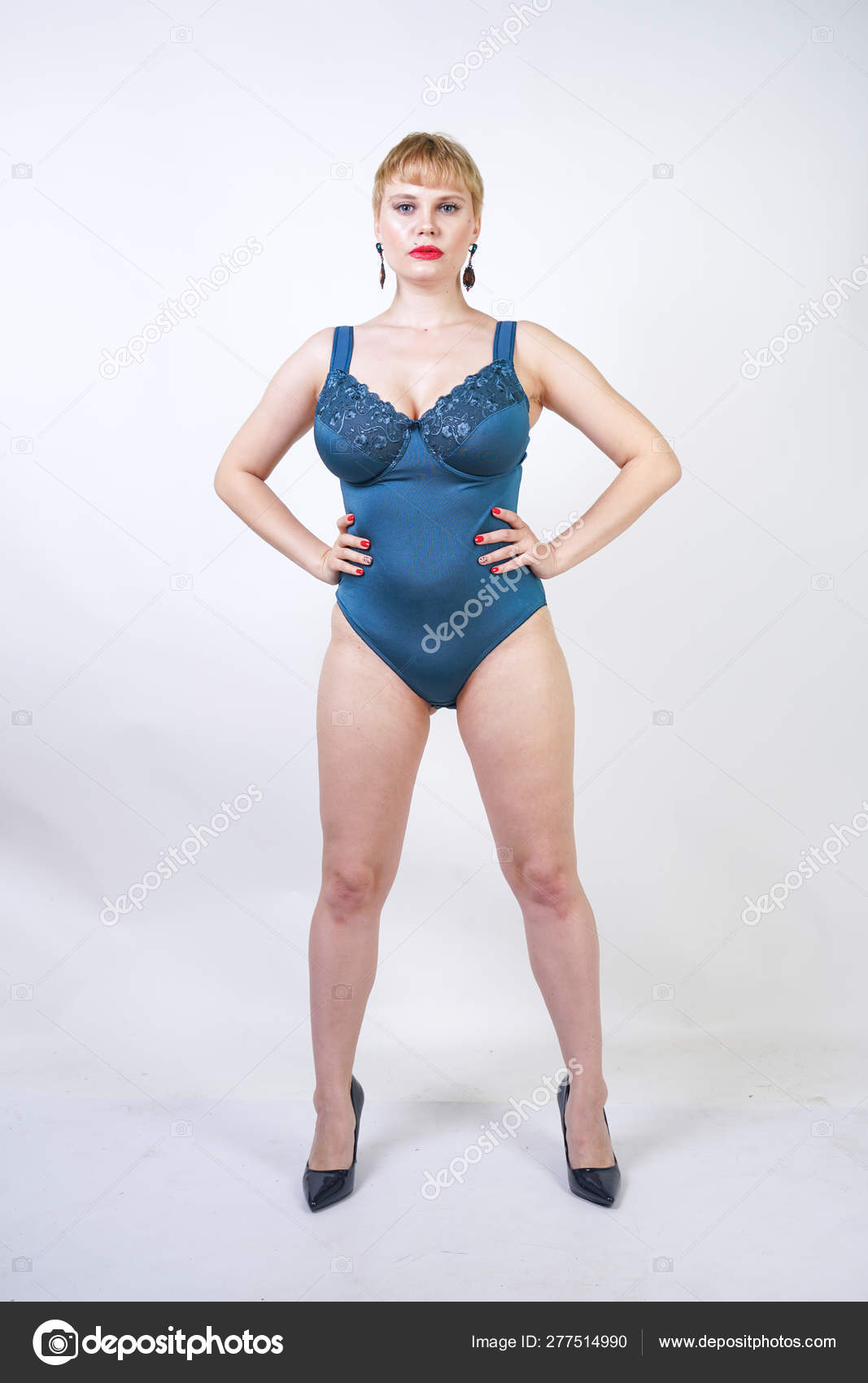 Pretty Size Woman Short Hair Chubby Curvy Body Wearing Retro Stock Photo by  ©agnadevi 277514990