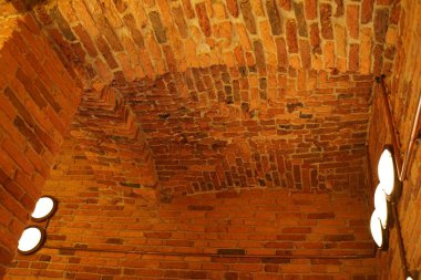 kırmızı retro tuğla eski bina içinde. Kimse