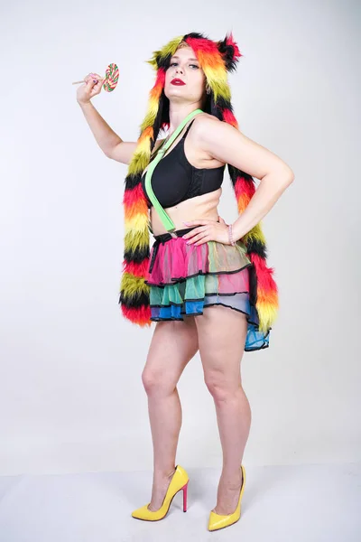 Encantadora Mujer Joven Tamaño Grande Sombrero Piel Hecho Fibras Multicolores —  Fotos de Stock