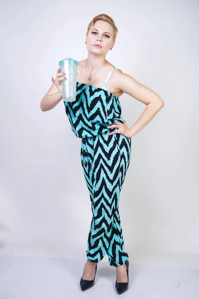 Charmant Size Jonge Vrouw Zwart Blauwe Jumpsuit Met Glas Water — Stockfoto