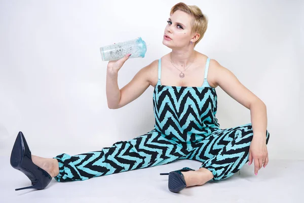 Charmant Size Jonge Vrouw Zwart Blauwe Jumpsuit Met Glas Water — Stockfoto