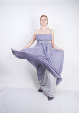 gri uzun elbise zarif kalın kadın. beyaz stüdyo arka plan üzerinde duran gece elbisesi güzel artı boyutu kadın. gri giysiler içinde kısa saç tombul kız tek başına poz.