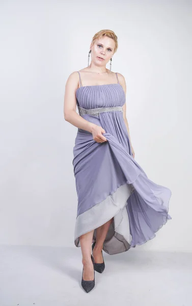 Elegante Hembra Gruesa Vestido Largo Gris Bonita Mujer Talla Grande — Foto de Stock