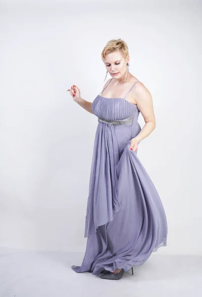드레스에 우아한 두꺼운 스튜디오 배경에 드레스에 플러스 크기의 통통한 — 스톡 사진