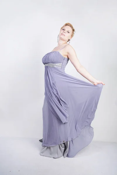 드레스에 우아한 두꺼운 스튜디오 배경에 드레스에 플러스 크기의 통통한 — 스톡 사진