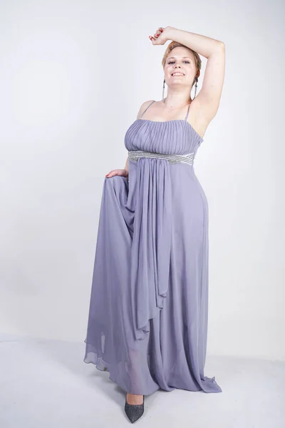 Κομψό Παχύ Θηλυκό Ένα Γκρίζο Μακρύ Φόρεμα Όμορφο Συν Μέγεθος — Φωτογραφία Αρχείου