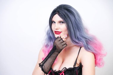 siyah korse piercing ve uzun gri pembe saç ve örgü eldiven ile yırtık file külotlu çorap ile kötü kız katta oturan ve Studio tek başına beyaz arka plan üzerinde sigara sigara